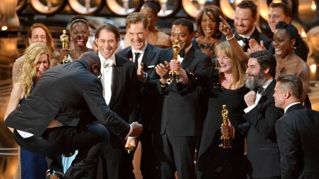 Chiwetel Ejiofor (Mitte, mit Fliege und mit Oscar in der Hand) mimt in "12 Years a Slave" den Afroamerikaner Solomon Northup. Chiwetel Ejiofor (Mitte, mit Fliege und mit Oscar in der Hand) mimt in "12 Years a Slave" den Afroamerikaner Solomon Northup.