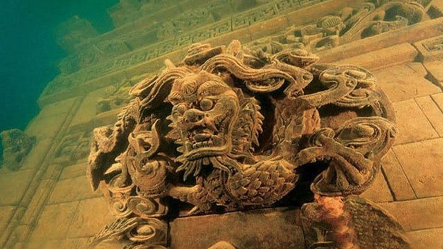 Auf dem Grund eines Sees schläft das antike Städtchen Shi Cheng.