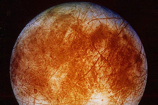 Der Jupitermond Europa ist von einer dicken Eisschicht bedeckt