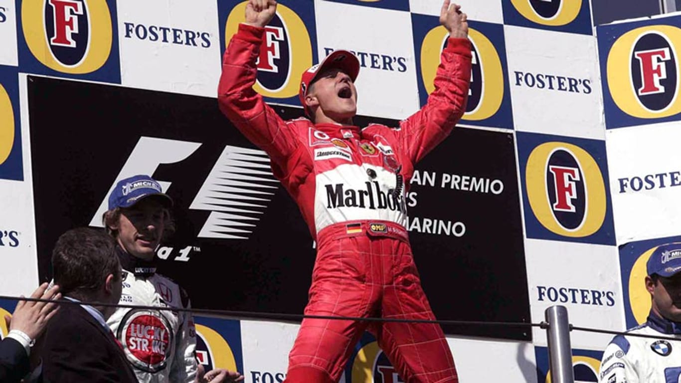 Michael Schumacher feierte seine Siege häufig mit einem Sprung auf dem Podest.