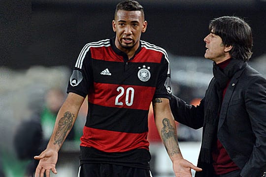 Jerome Boateng versteht die Pfiffe der Fans nicht.