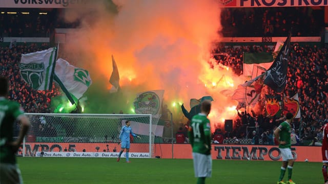 Beim Nordderby zwischen Bremen und dem HSV wurde Pyrotechnik gezündet.