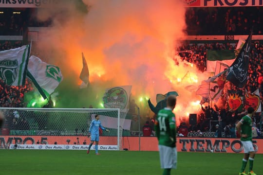 Beim Nordderby zwischen Bremen und dem HSV wurde Pyrotechnik gezündet.