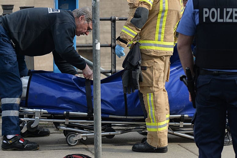 Ein Mitarbeiter der Gerichtsmedizin Berlin verpackt in Berlin eine von der Feuerwehr geborgene Wasserleiche.
