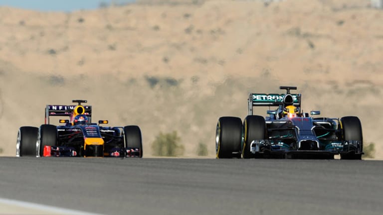 Lewis Hamilton (re.) und Weltmeister Sebastian Vettel bei den Tests in Bahrain: Mercedes will Red Bull in diesem Jahr von Thron stoßen.