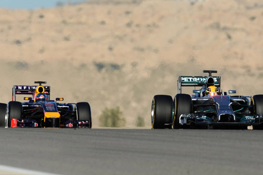 Lewis Hamilton (re.) und Weltmeister Sebastian Vettel bei den Tests in Bahrain: Mercedes will Red Bull in diesem Jahr von Thron stoßen.