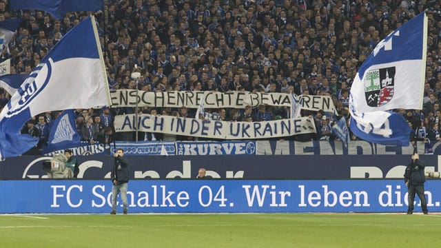 "Menschenrechte bewahren - auch in der Ukraine": Die Schalker Fans machen bereits beim Heimspiel gegen Mainz 05 ihrem Unmut Luft.