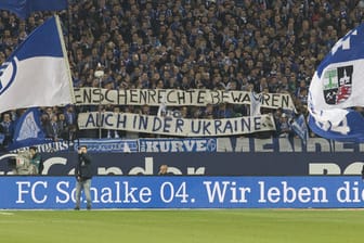 "Menschenrechte bewahren - auch in der Ukraine": Die Schalker Fans machen bereits beim Heimspiel gegen Mainz 05 ihrem Unmut Luft.