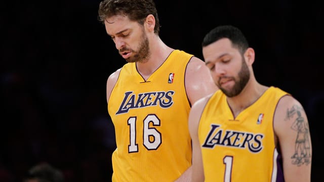 Pau Gasol (li.) und Jordan Farmar schleichen vom Platz.