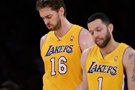 Pau Gasol (li.) und Jordan Farmar schleichen vom Platz.