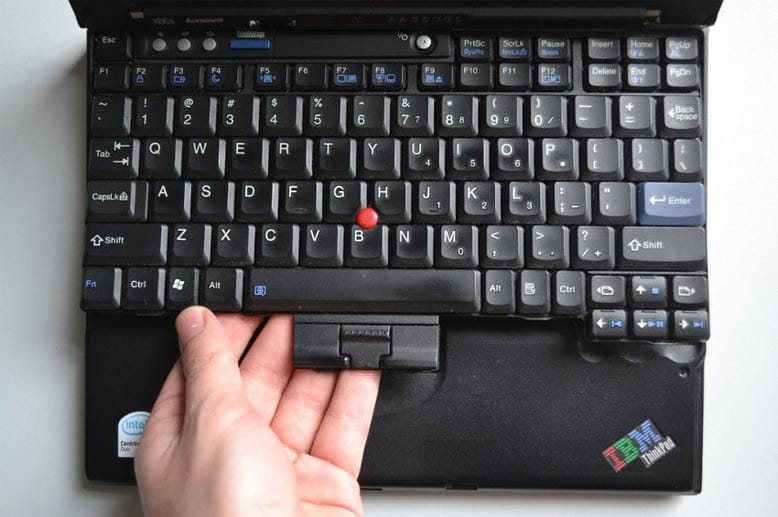 Die Tastatur des Thinkpads lässt sich nach einem kleinen Eingriff anheben und vorsichtig nach vorne ziehen. Sie hängt nur noch an einem Kabel.