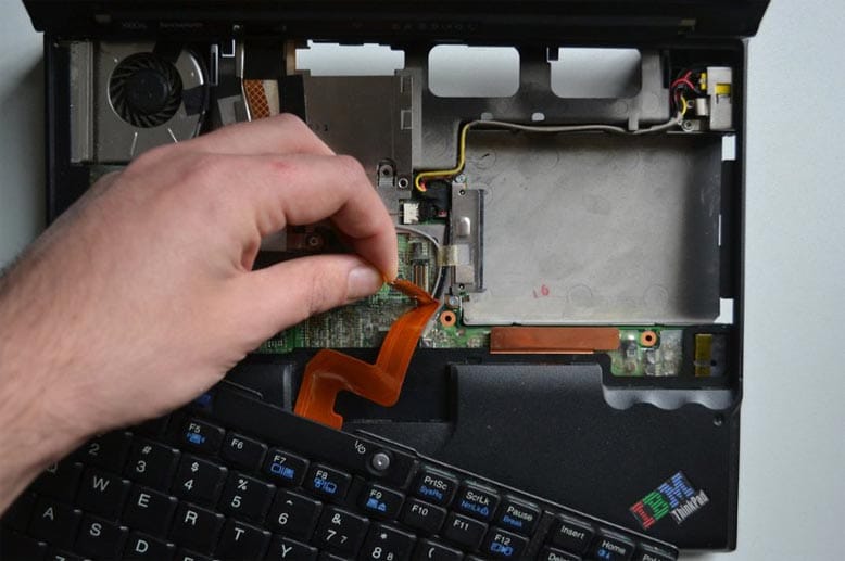 Tastaturkabel lösen: Der Stecker lässt sich einfach nach oben abziehen.