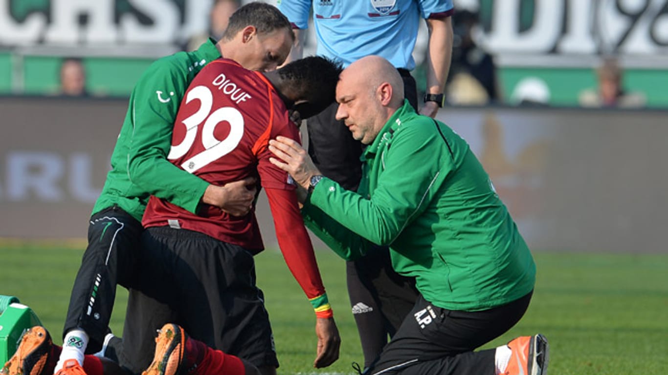Hannovers Torjäger Mame Diouf wird beim Bundesliga-Spiel gegen Bayer Leverkusen auf dem Platz behandelt.