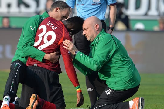 Hannovers Torjäger Mame Diouf wird beim Bundesliga-Spiel gegen Bayer Leverkusen auf dem Platz behandelt.
