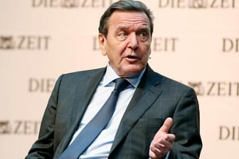 "Habe selbst gegen das Völkerrecht verstoßen" - Altkanzler Gerhard Schröder bei einer Matinee zur Krise in der Ukraine
