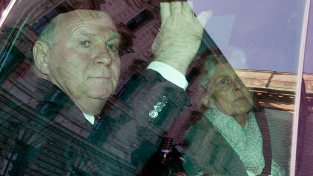 Uli Hoeneß mit seiner Frau Susi beim Verlassen des Gerichts in München