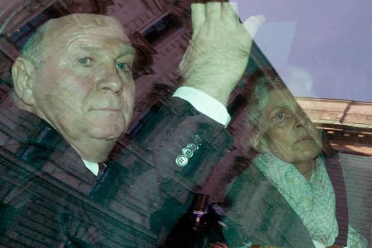 Uli Hoeneß mit seiner Frau Susi beim Verlassen des Gerichts in München