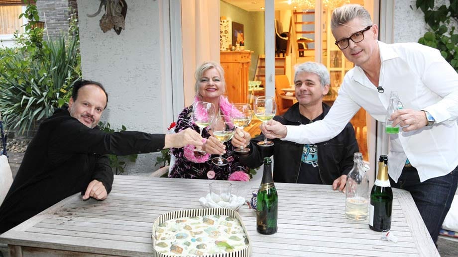 Beim "Perfekten Promi Dinner" lieferten sich die NDW-Veteranen Hubert Kah, Fräulein Menke, Peter Hubert und Markus (v.l.) einen Kochwettstreit.