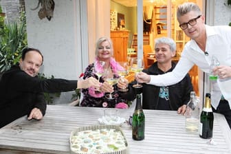 Beim "Perfekten Promi Dinner" lieferten sich die NDW-Veteranen Hubert Kah, Fräulein Menke, Peter Hubert und Markus (v.l.) einen Kochwettstreit.