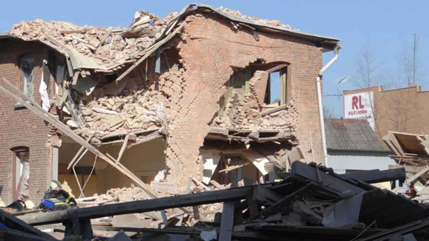 Bei der Explosion eines Mehrfamilienhauses in Itzehoe sind auch Nachbarhäuser schwer beschädigt worden
