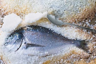 Fisch: Garen im Salzmantel ist gar nicht schwer.