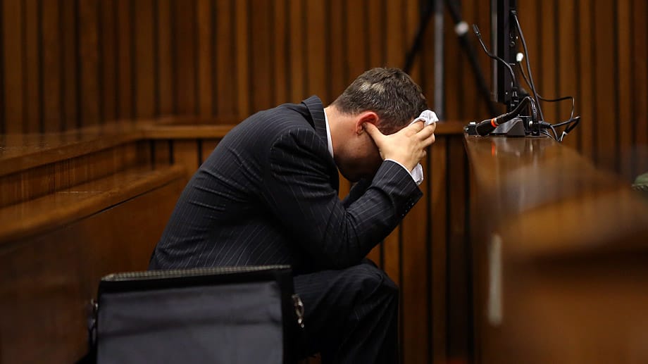 Schluchzen, Weinen, Erbrechen - vor dem Gericht in Pretoria hat der Angeklagte Oscar Pistorius heftig auf grauenhafte Details zu den Verletzungen seiner getöteten Freundin reagiert