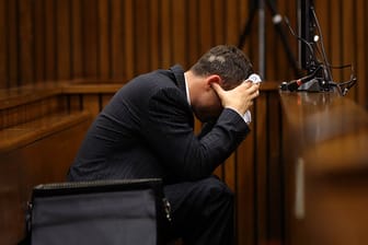 Schluchzen, Weinen, Erbrechen - vor dem Gericht in Pretoria hat der Angeklagte Oscar Pistorius heftig auf grauenhafte Details zu den Verletzungen seiner getöteten Freundin reagiert