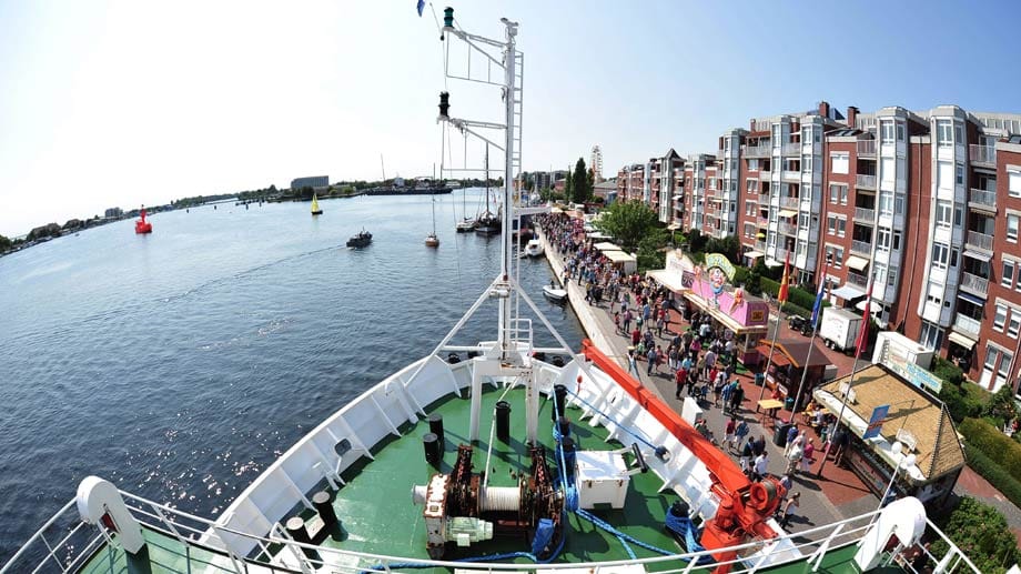 Vom 3. bis 6. Juli rüstet sich Wilhelmshaven für ein großes Stadt- und Hafenfest: Beim "Wochenende an der Jade" wird rund um den Großen Hafen, am Bontekai, im Kulturzentrum Pumpwerk, auf der Wiesbadenbrücke und am Südstrand gefeiert.