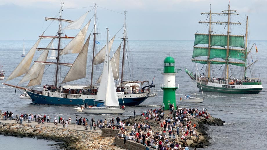 Internationale Traditionssegler, Windjammer und Museumsschiffe bekommen die Besucher der Rostocker Hanse Sail vom 7. bis 10. August zu sehen.