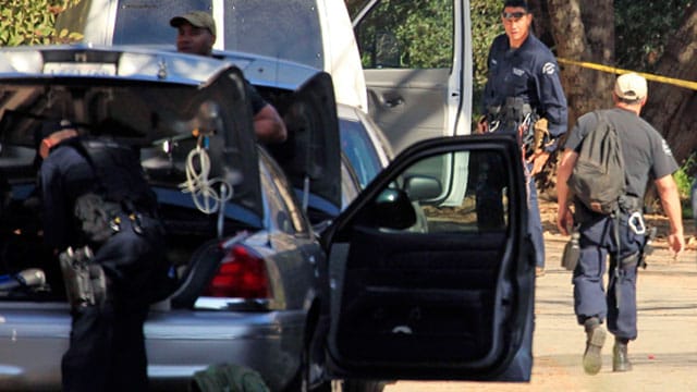 Tötungsdelikt: Polizisten sichern Spuren im Griffith Park in Los Angeles, wo der abgetrennte Kopf von Hervey Coronado Medellin gefunden wurde. Tötungsdelikt: Polizisten sichern Spuren im Griffith Park in Los Angeles, wo der abgetrennte Kopf von Hervey Coronado Medellin gefunden wurde.