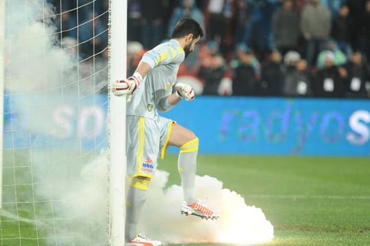 Ein Feuerwerkskörper explodiert direkt neben Fenerbahce-Torwart Volkan Demirel.