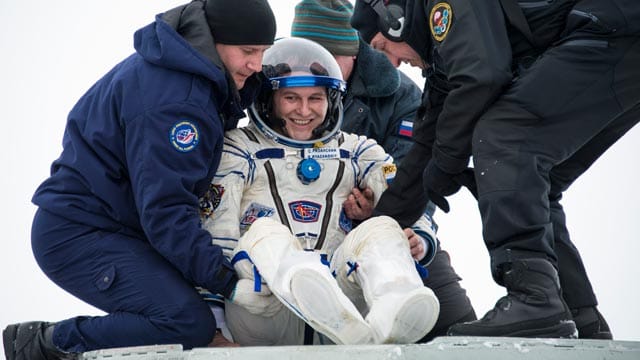 ISS: Kosmonaut Sergej Rjasanski wird nach der Landung in Kasachstan aus der Sojus-Kapsel gehoben.