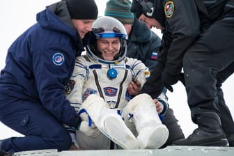 ISS: Kosmonaut Sergej Rjasanski wird nach der Landung in Kasachstan aus der Sojus-Kapsel gehoben.