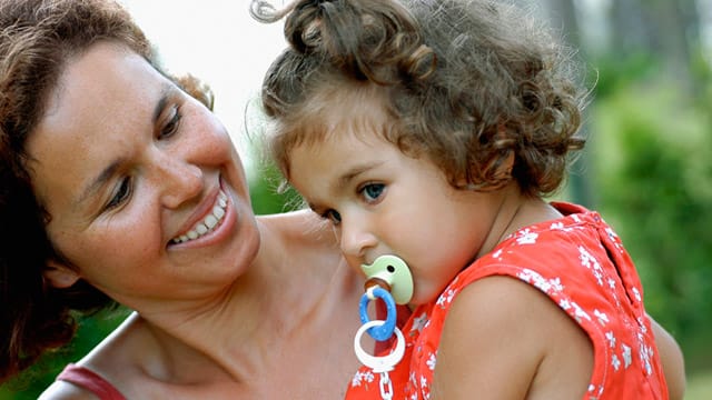 Laut Studie schützt das Ablecken des Schnullers die Kinder sogar vor Allergien.