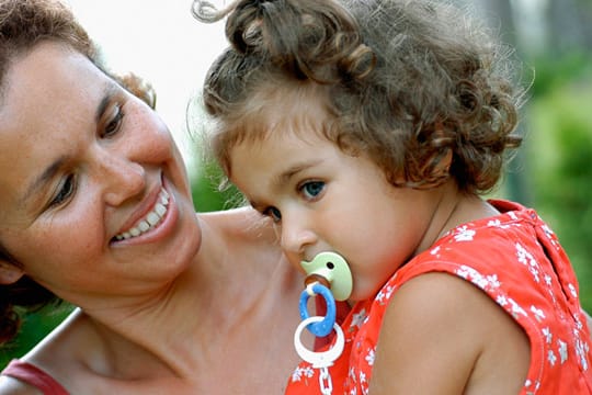 Laut Studie schützt das Ablecken des Schnullers die Kinder sogar vor Allergien.