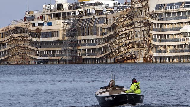 Noch immer liegt das Wrack der Costa Concordia vor der Insel Giglio