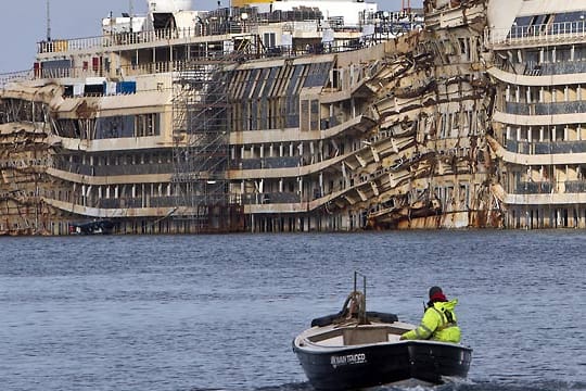 Noch immer liegt das Wrack der Costa Concordia vor der Insel Giglio