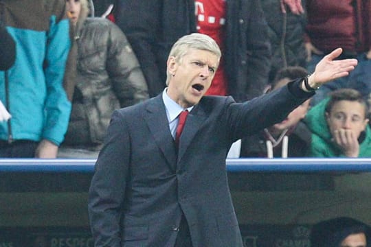 Arsene Wenger erregt sich über den Elfmeterpfiff nach einem Foul an Arjen Robben.