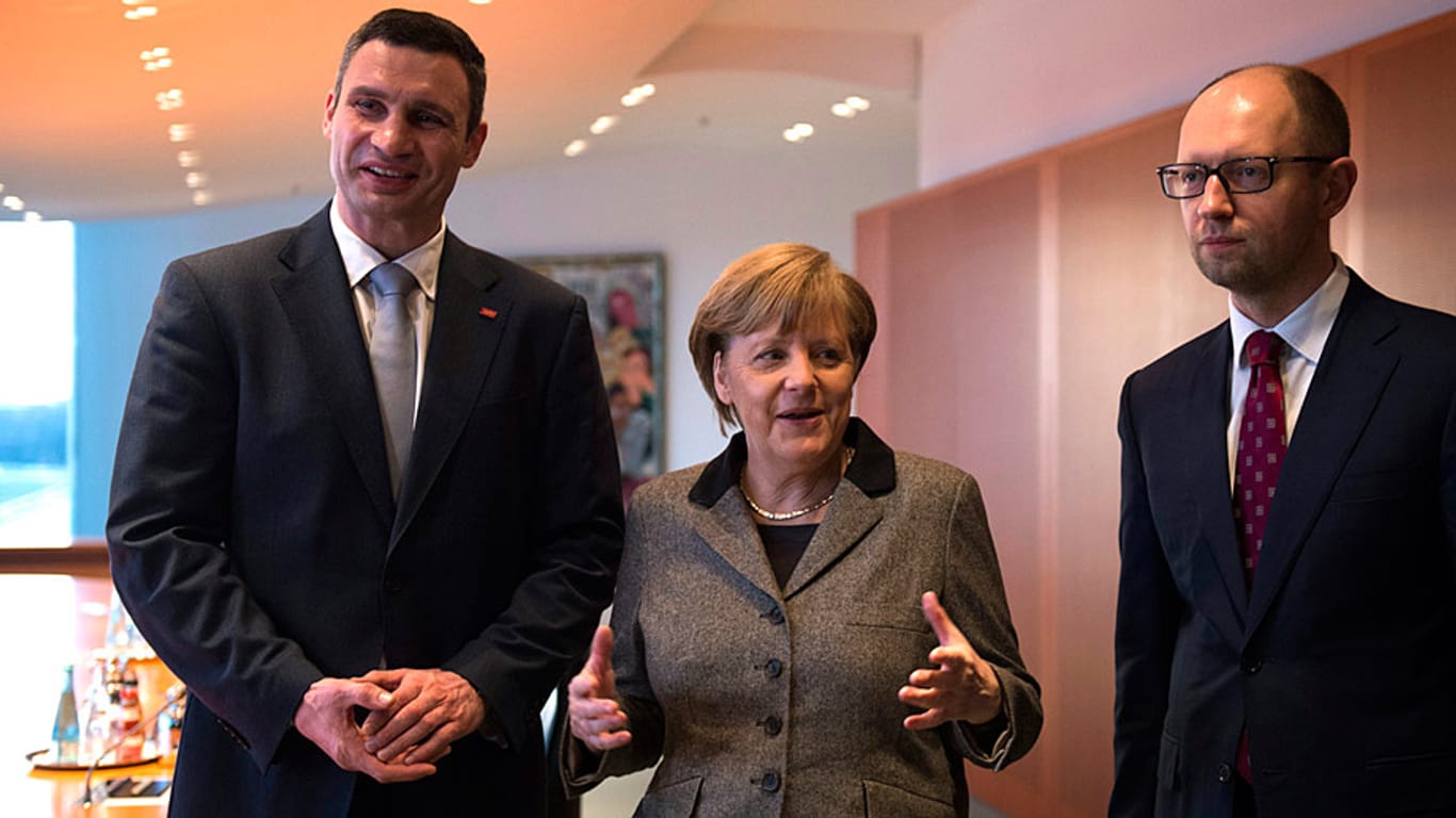 Kanzlerin Merkel bei einem Treffen im Februar mit Vitali Klitschko und dem ukrainischen Übergangspremier Arsenij Jazenjuk