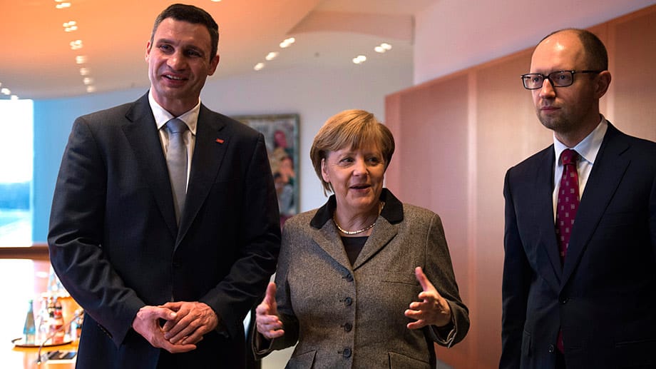 Kanzlerin Merkel bei einem Treffen im Februar mit Vitali Klitschko und dem ukrainischen Übergangspremier Arsenij Jazenjuk