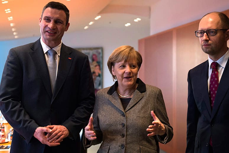 Kanzlerin Merkel bei einem Treffen im Februar mit Vitali Klitschko und dem ukrainischen Übergangspremier Arsenij Jazenjuk