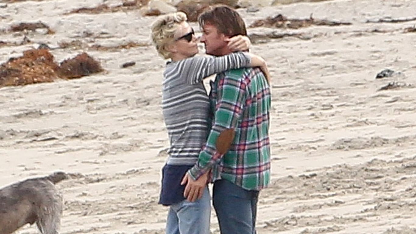 Charlize Theron und Sean Penn am Strand von Malibu