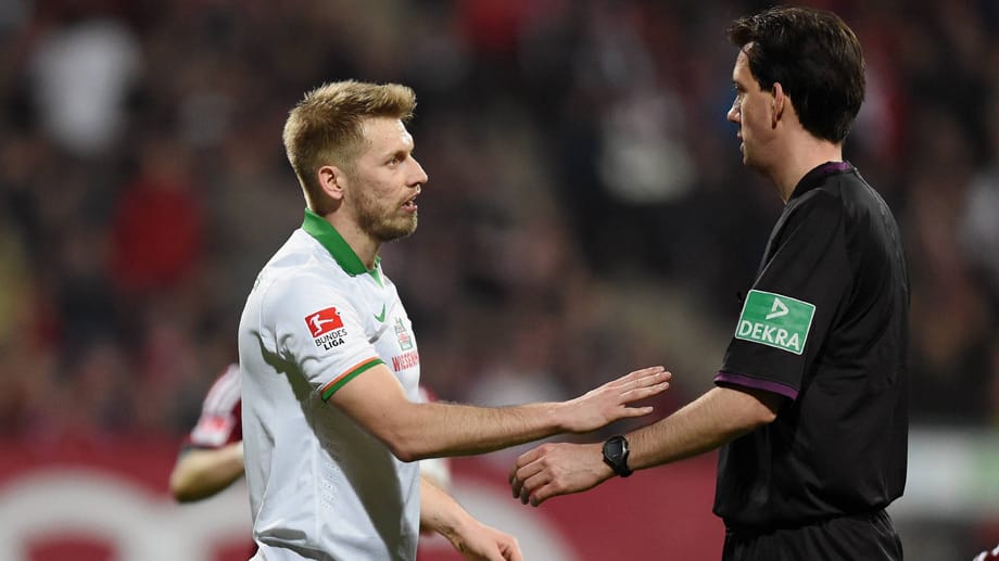 Aaron Hunt (li.) berichtigt Schiedsrichter Manuel Gräfe.