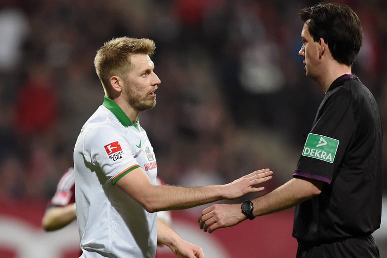 Aaron Hunt (li.) berichtigt Schiedsrichter Manuel Gräfe.