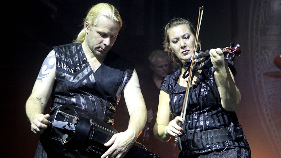 Drehleierspieler Michael "Bodenski" Boden und Violinistin Frau Schmidt während eines Konzertes im Rahmen ihrer Schwarz in Schwarz Tour 2011.