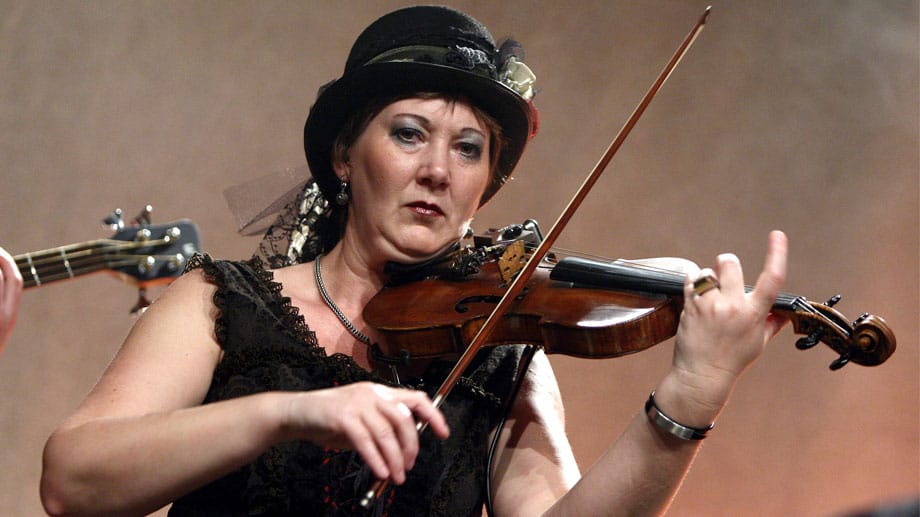 Die Violinistin "Frau Schmitt" ist die einzige Frau in der siebenköpfigen Band.