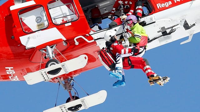 Maria Höfl-Riesch wird nach ihrem Sturz beim letzten Abfahrtsrennen der Saison in Lenzerheide mit dem Helikopter abtransportiert.