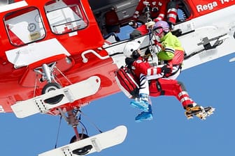 Maria Höfl-Riesch wird nach ihrem Sturz beim letzten Abfahrtsrennen der Saison in Lenzerheide mit dem Helikopter abtransportiert.
