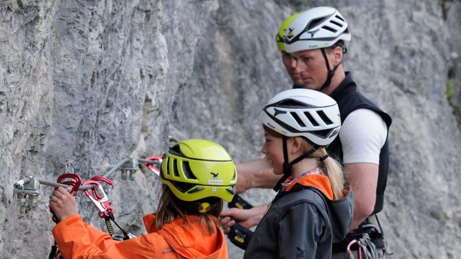 Klettersteigausrüstung: Klettersteigset, Klettergurt und Helm sind essentiell.