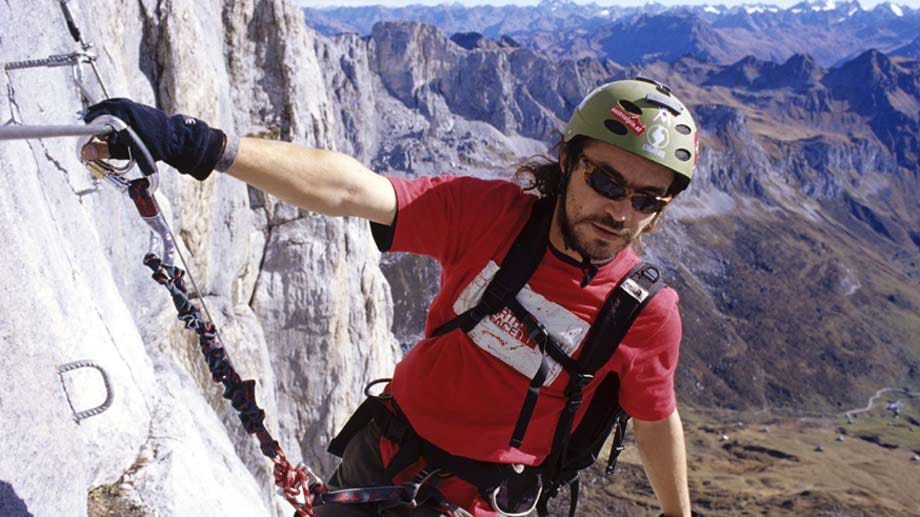 Klettersteig: Kraft sparen durch Armestrecken.